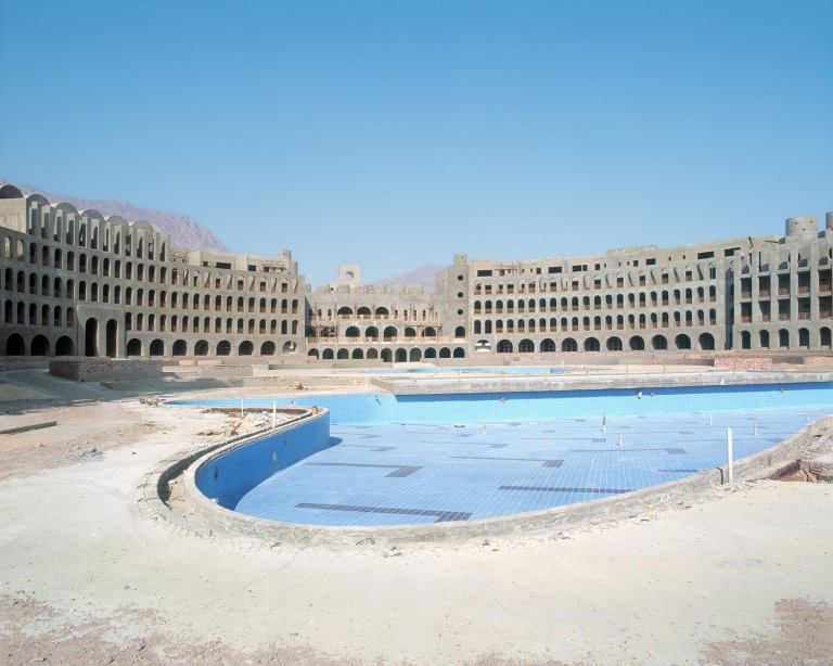 Questi hotel abbandonati nel deserto in Egitto sembrano provenire da un altro pianeta