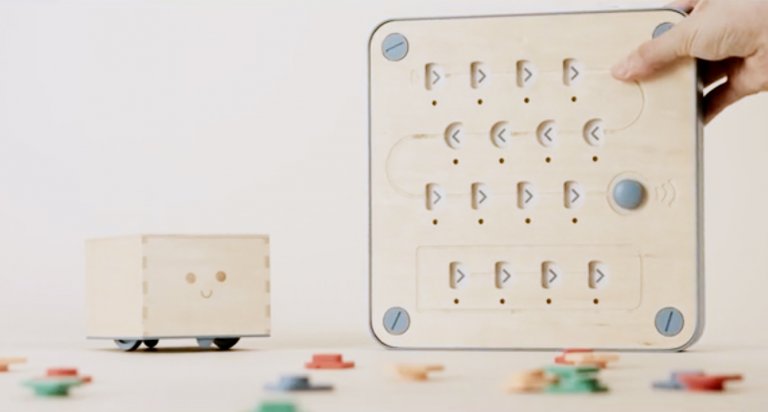 Cubetto, il gioco che insegna ai bambini a programmare un robottino intelligente