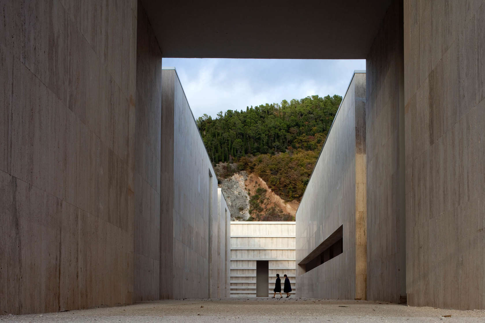 dragoni_cimitero_gubbio