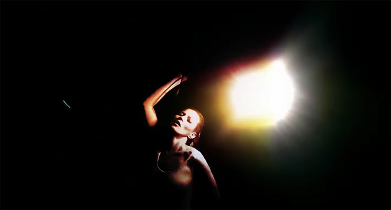 Kate Moss balla nel nuovo e sensuale video dei Massive Attack