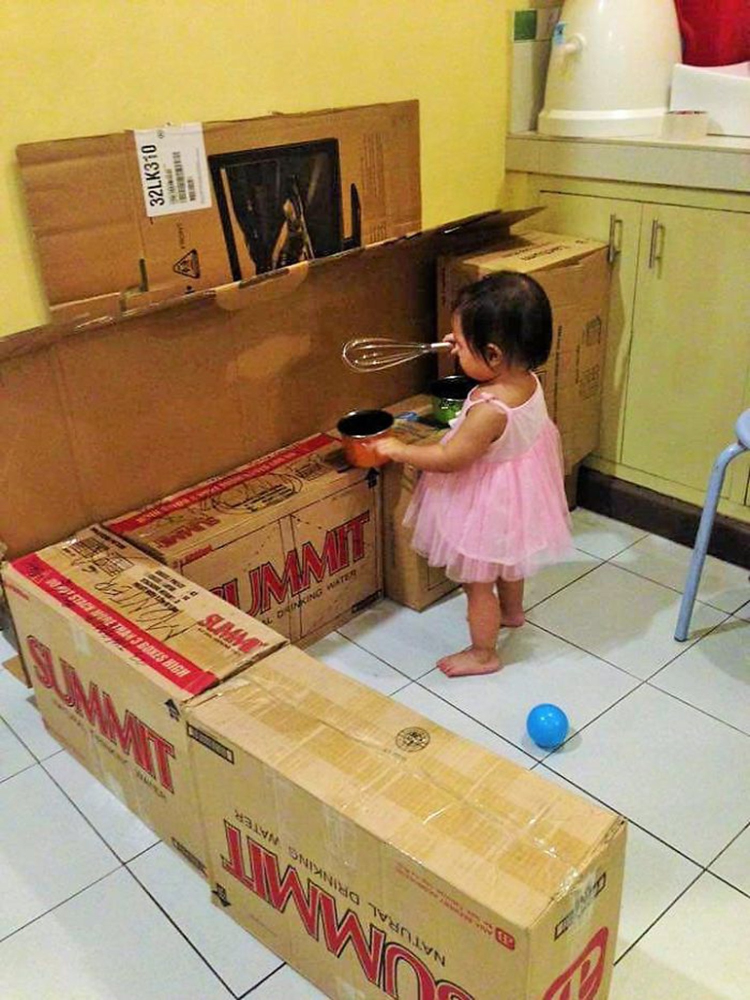 Audrey nella cucina prima dell'Art Attack