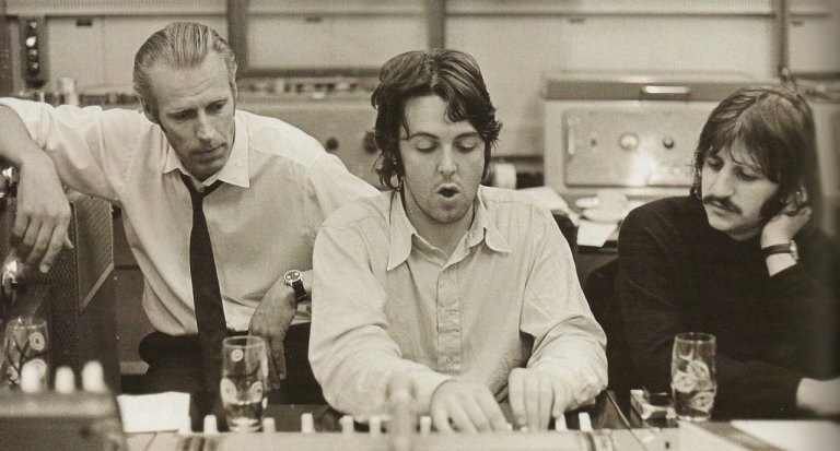 Addio a George Martin, lo storico produttore dei Beatles