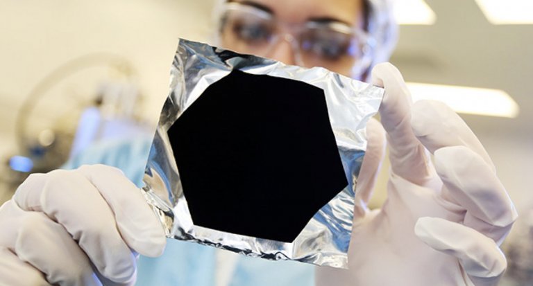 Anish Kapoor sarà l’unico artista a poter usare il colore Vantablack, il nero “più nero” di tutti