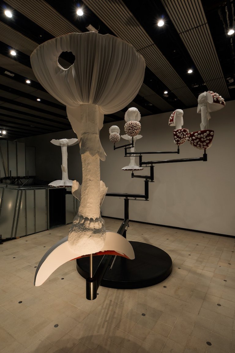 Carsten Höller Flying Mushrooms, 2015 Polyester mushroom replicas, polyester paint, synthetic resin, acrylic paint, wire, putty, polyurethane, rigid foam, stainless steel Ø: ca. 900 cm Photo: Attilio Maranzano, 2015 Courtesy the artist and Gagosian Gallery Produced in cooperation with Hayward Gallery, London and Pirelli HangarBicocca, Milan