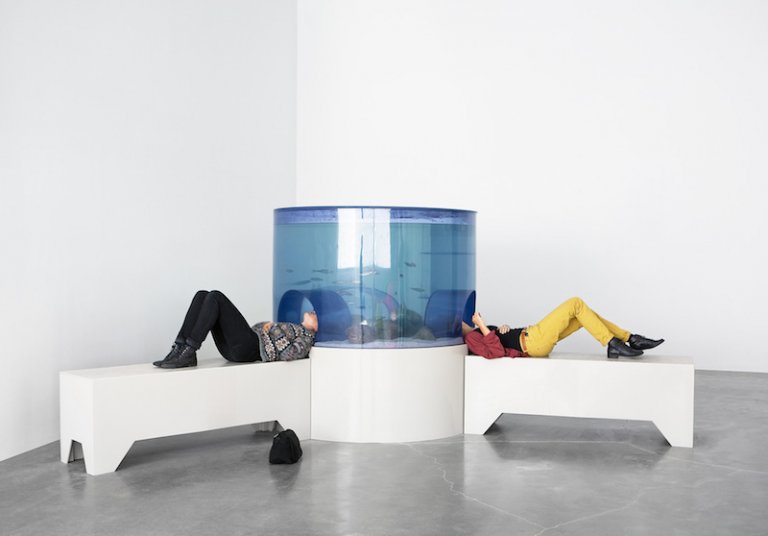 Carsten Höller Aquarium, 1996, vasca circolare in PVC con 3 inserti: 160 x 100 cm; 1 base in polipropilene: 66 cm; 3 sedute in polipropilene: 160 x 50 x 50 cm; poliretilene; pompa; filtro; banco di pesci: tetras dal Sud America; 3 letti: 160 x 50 x 50 cm Foto: Benoit Pailley, 2012 Courtesy dell’artista e Massimo de Carlo, Milano / London