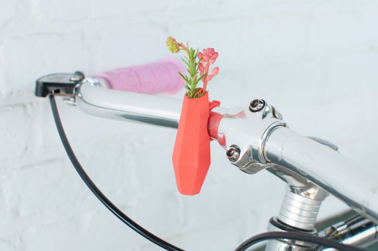 Mini vasi di fiori da attaccare al manubrio della bicicletta per festeggiare la primavera