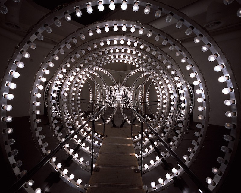 Y, 2003 (dettaglio) Lampadine, DMX lighting control system, alluminio, segnali luminosi su entrambe le uscite, cavi, legno, acciaio, specchi 300 x 600 x 1.200 cm Foto: Attilio Maranzano, 2003 Courtesy dell’artista e Thyssen-Bornemisza Art Contemporary, Vienna