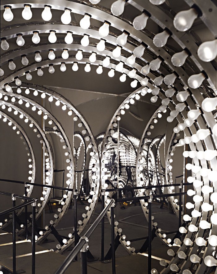 Y, 2003 (dettaglio) Lampadine, DMX lighting control system, alluminio, segnali luminosi su entrambe le uscite, cavi, legno, acciaio, specchi 300 x 600 x 1.200 cm Foto: Attilio Maranzano, 2003 Courtesy dell’artista e Thyssen-Bornemisza Art Contemporary, Vienna