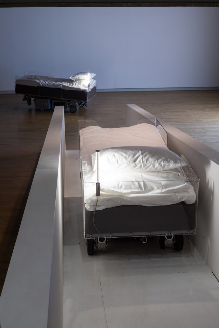 Two Roaming Beds, 2015 Acciaio dipinto, motori elettrici, nylon stampato 3D, pneumatici in gomma, cavi, componenti elettrici, lampadina LED, vetro acrilico, caricatori per cellulari, materassi, lino, inchiostro, penne 2 parti, ciascuna: ca. 130 x 210 x 100 cm Foto: Elzbieta Bialkowska, 2015 Courtesy dell’artista Prodotto in collaborazione con Hayward Gallery, Londra, Bonniers Konsthall, Stoccolma e Pirelli HangarBicocca, Milano
