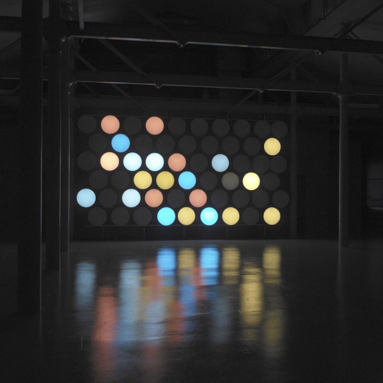 Phi Wall II, 2002 Tubi di vetro con neon bianco e marrone, vetro acrilico, filtri di colori, alluminio, legno, unità di controllo, cavi Dimensioni variabili ø (ciascun disco luminoso ): 56 cm, 38 dischi luminosi minimo Foto: Stefan Frank Jensen, 2003 Courtesy dell’artista