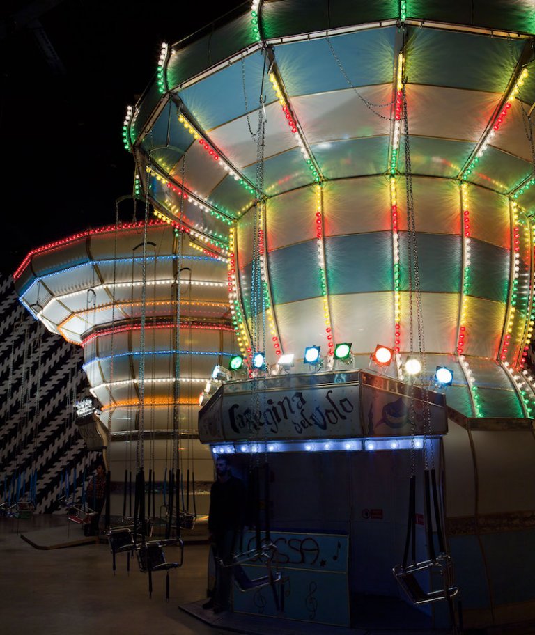 Carsten Höller
Double Carousel with Zöllner Stripes, 2011
Acciaio, lana di vetro, motori elettrici, controlli elettronici, lampadine, catene, legno, vernice Regina del Volo: h 686 cm; ø 813 cm
Ciapa Ciapa: h 717 cm; ø 892 cm Veduta dell’installazione, “Double Carousel with Zöllner Stripes, Enel Contemporanea Award 2011”, MACRO Museo d'Arte Contemporanea Roma, 2011 Foto: Attilio Maranzano Courtesy di Enel Contemporanea & MACRO, Museo d’Arte Contemporanea Roma, Roma, e dell’artista