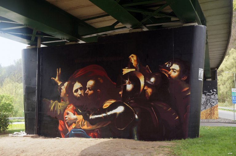 Un artista italiano ha trasformato Caravaggio in street art e il risultato è straordinario