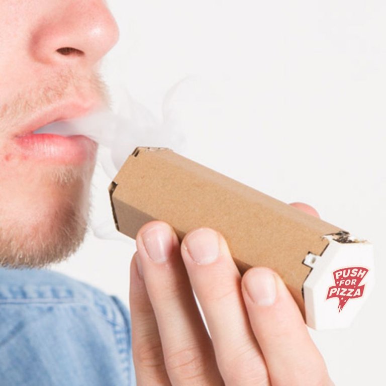 Questo cartone per la pizza diventa una pipetta per fumare marijuana