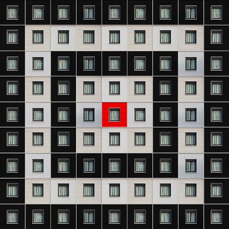 Le precisissime geometrie degli edifici nelle composizioni di Carlo Cafferini