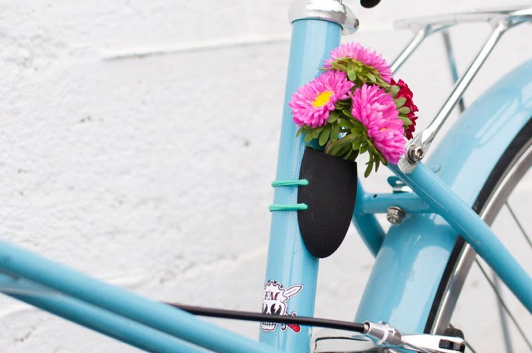 Mini vasi di fiori da attaccare al manubrio della bicicletta per festeggiare la primavera