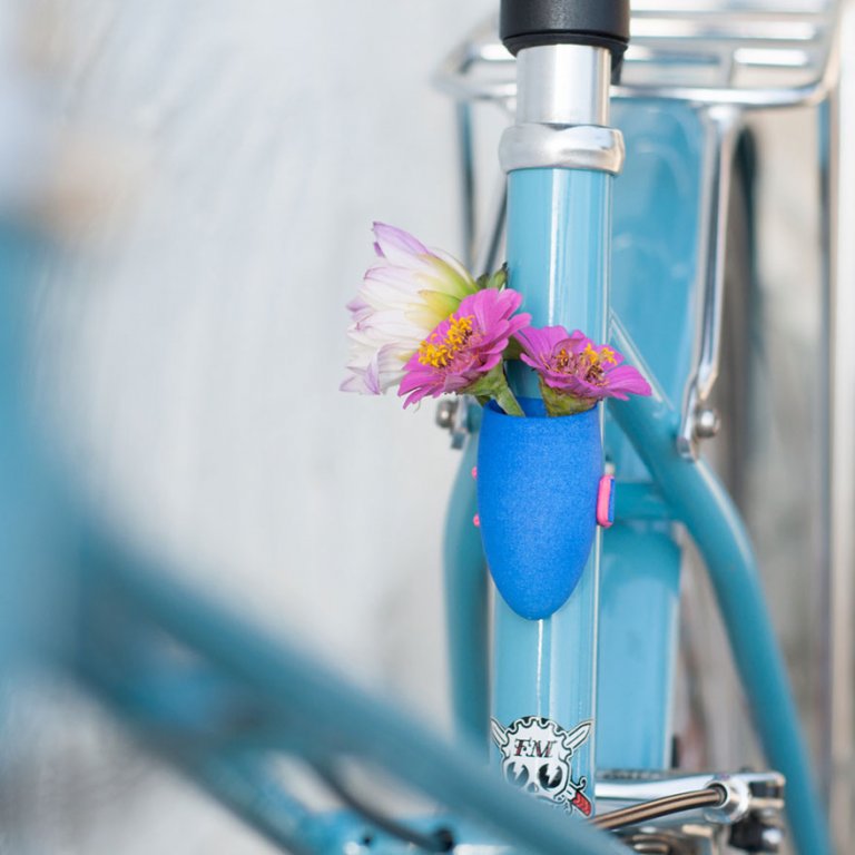 Mini vasi di fiori da attaccare al manubrio della bicicletta per festeggiare la primavera