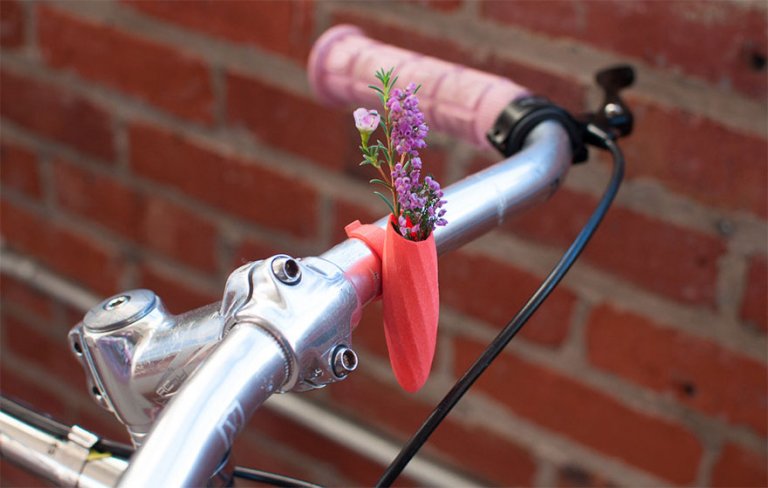 Mini vasi di fiori da attaccare al manubrio della bicicletta per festeggiare la primavera