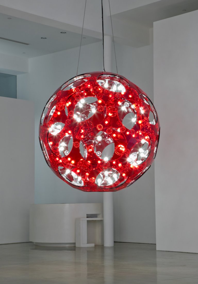 Carsten Höller Red Double Sphere, 2009 Vetro acrilico rosso,  Red acrylic glass, elementi di fissaggio in ottone nichelato, cusicnetti in acciaio, 90 lampadine con presa, DMX controller, cavi, fune di metallo Diametro esterno: 220 cm Foto: Joshua White, 2009 Courtesy dell’artista