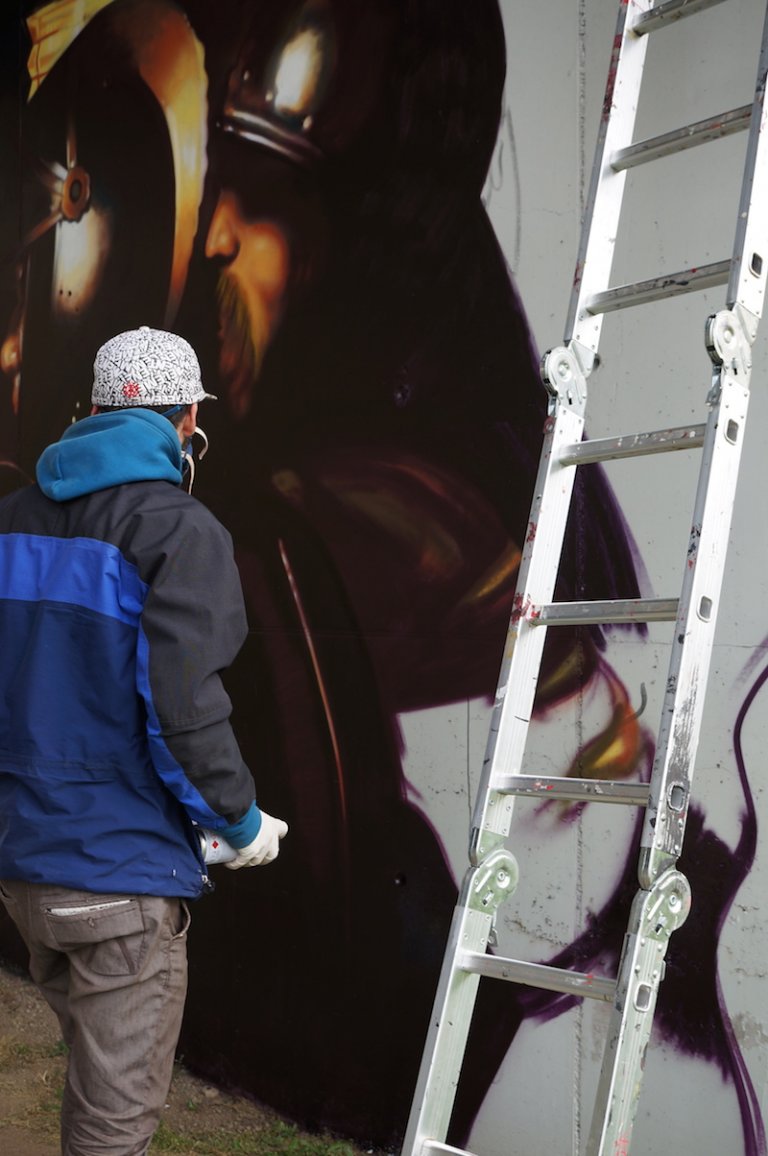Un artista italiano ha trasformato Caravaggio in street art e il risultato è straordinario