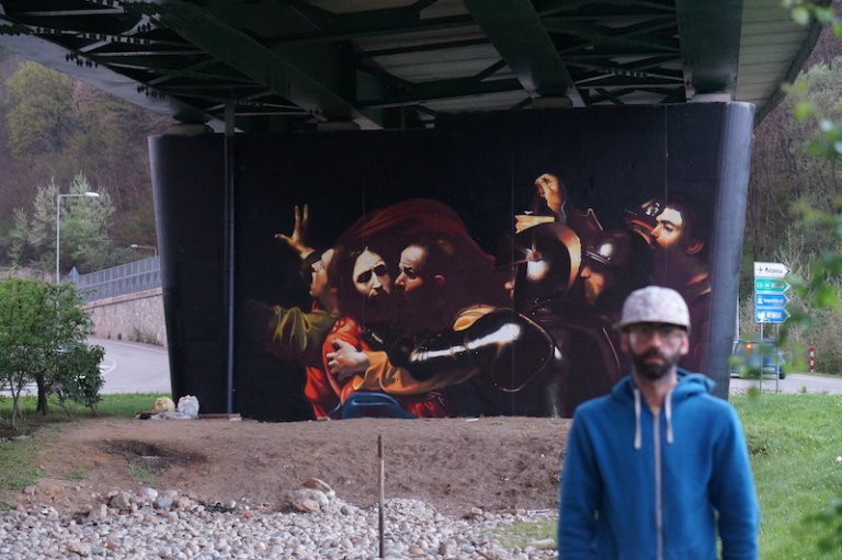 Un artista italiano ha trasformato Caravaggio in street art e il risultato è straordinario