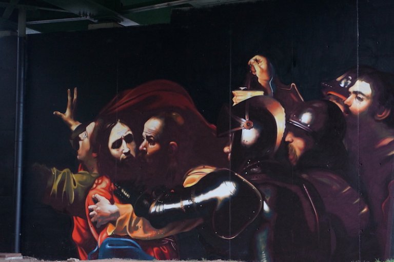 Un artista italiano ha trasformato Caravaggio in street art e il risultato è straordinario