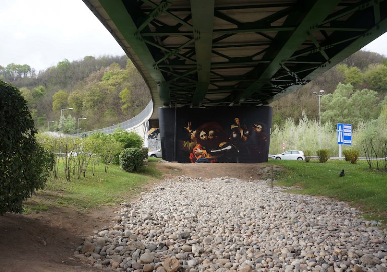 Un artista italiano ha trasformato Caravaggio in street art e il risultato è straordinario