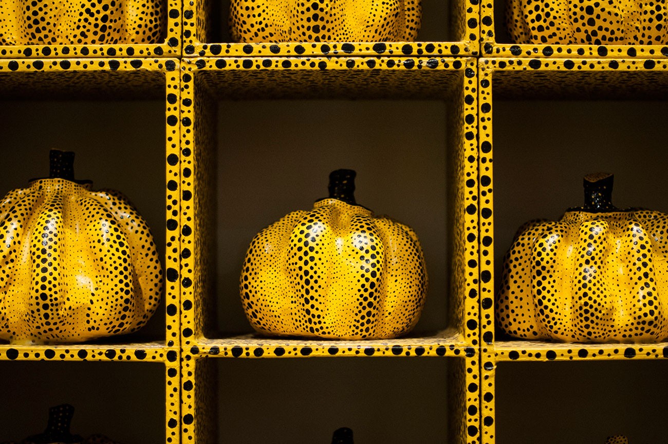 Le classiche zucche di Yayoi Kusama, esposte a "In Infinity", Louisiana Museum of Modern Art, Humlebæk, Danimarca