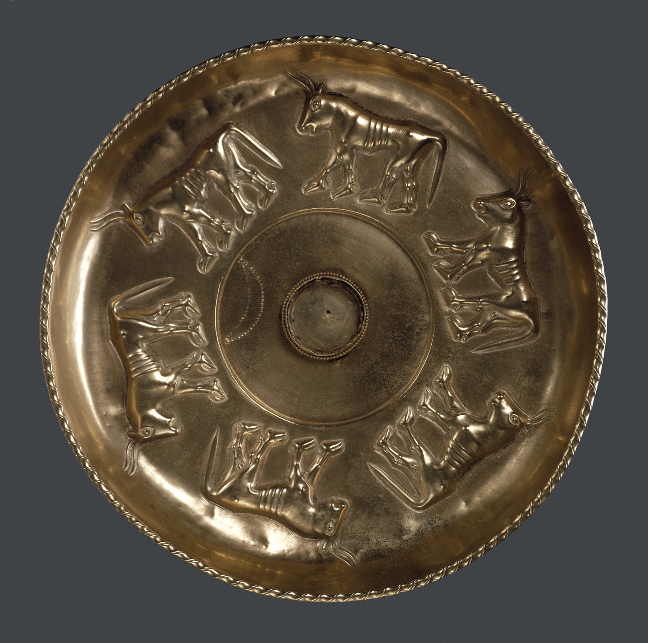 Gold libation bowl decorated with six bulls, Sant’ Angelo Muxaro, c.600 BC © The Trustees of the British Museum