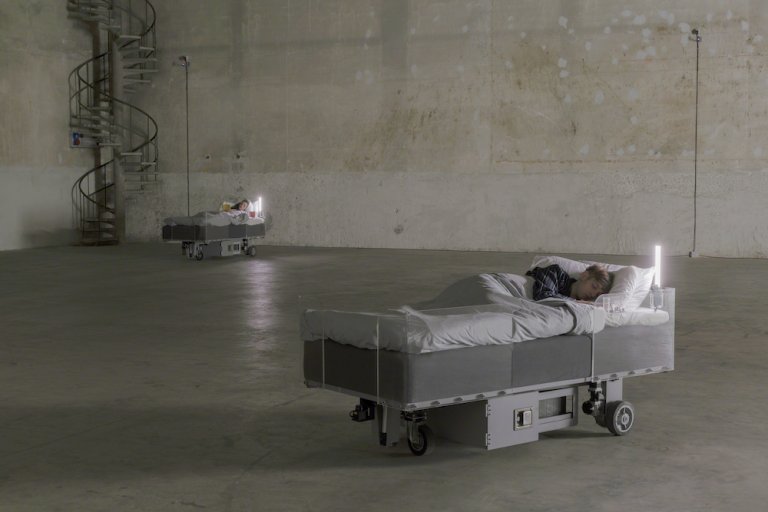 Carsten Höller, Two Roaming Beds (Grey), 2015 Courtesy dell’artista e Pirelli HangarBicocca, Milano. Foto: © Attilio Maranzano