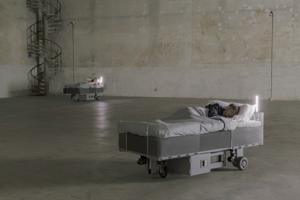 Carsten Höller, Two Roaming Beds (Grey), 2015  Courtesy dell’artista e Pirelli HangarBicocca, Milano. Foto: © Attilio Maranzano
