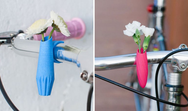 Mini vasi di fiori da attaccare al manubrio della bicicletta per festeggiare la primavera