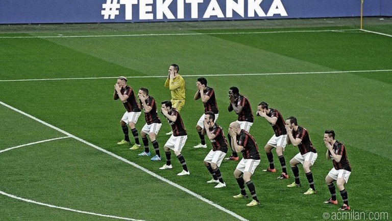 No, i giocatori del Milan non hanno fatto l’haka (ma la figuraccia rimane)