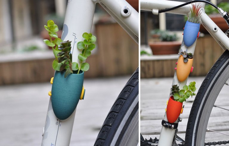 Mini vasi di fiori da attaccare al manubrio della bicicletta per festeggiare la primavera