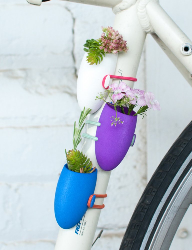 Mini vasi di fiori da attaccare al manubrio della bicicletta per festeggiare la primavera