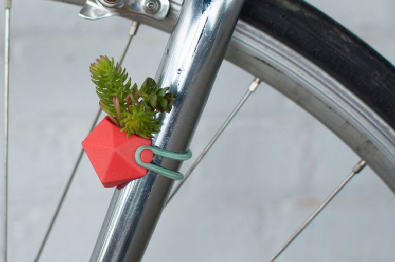 Mini vasi di fiori da attaccare al manubrio della bicicletta per festeggiare la primavera