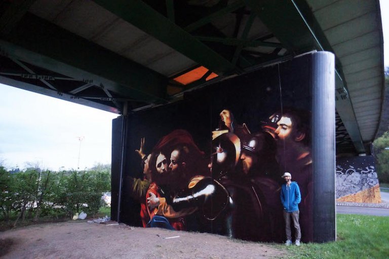 Un artista italiano ha trasformato Caravaggio in street art e il risultato è straordinario