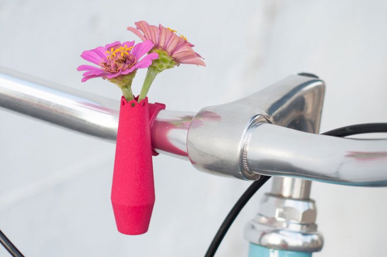 Mini vasi di fiori da attaccare al manubrio della bicicletta per festeggiare la primavera