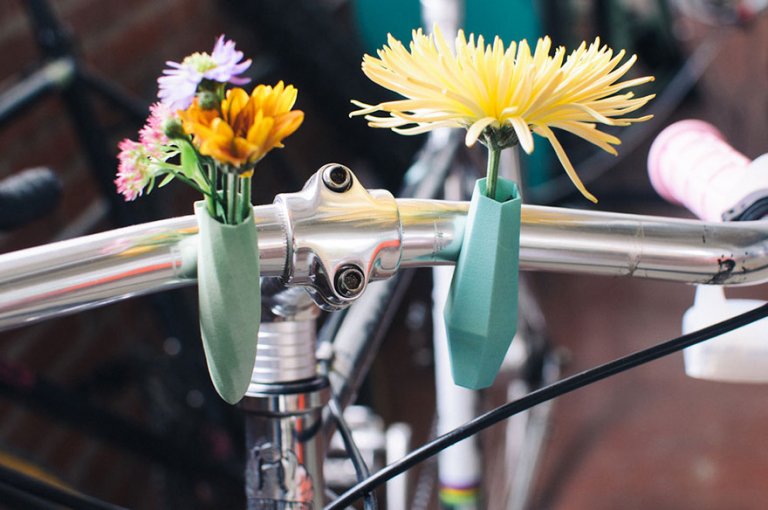 Mini vasi di fiori da attaccare al manubrio della bicicletta per festeggiare la primavera