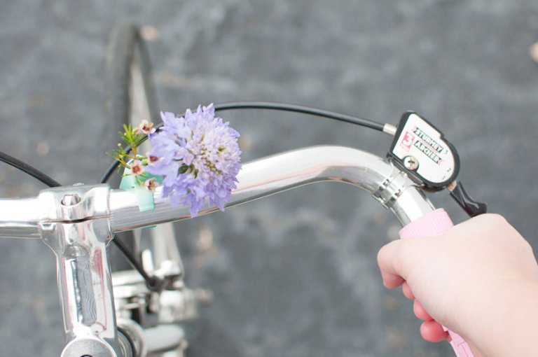 Mini vasi di fiori da attaccare al manubrio della bicicletta per festeggiare la primavera