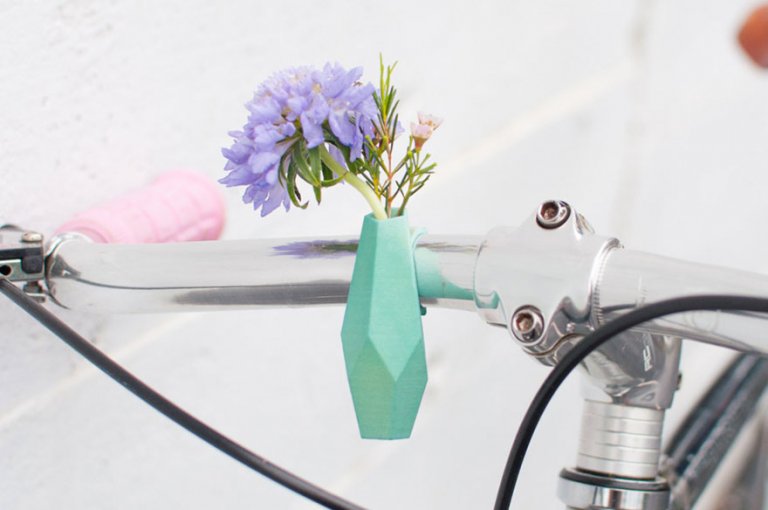 Mini vasi di fiori da attaccare al manubrio della bicicletta per festeggiare la primavera