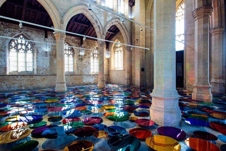 La cattedrale arcobaleno, dove 700 specchi riflettono tutti i colori del prisma