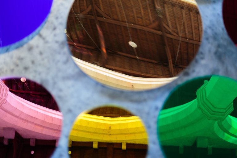 La cattedrale arcobaleno, dove 700 specchi riflettono tutti i colori del prisma