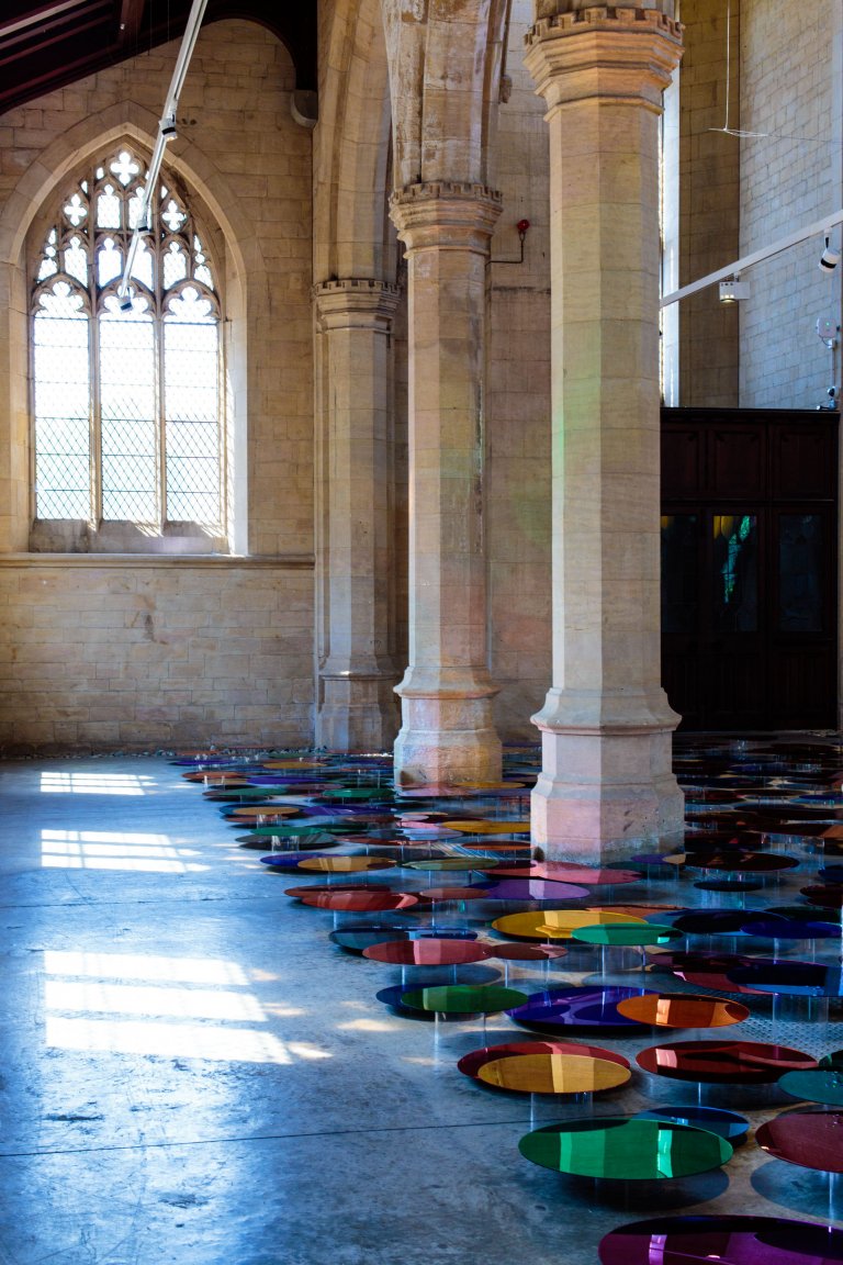 La cattedrale arcobaleno, dove 700 specchi riflettono tutti i colori del prisma
