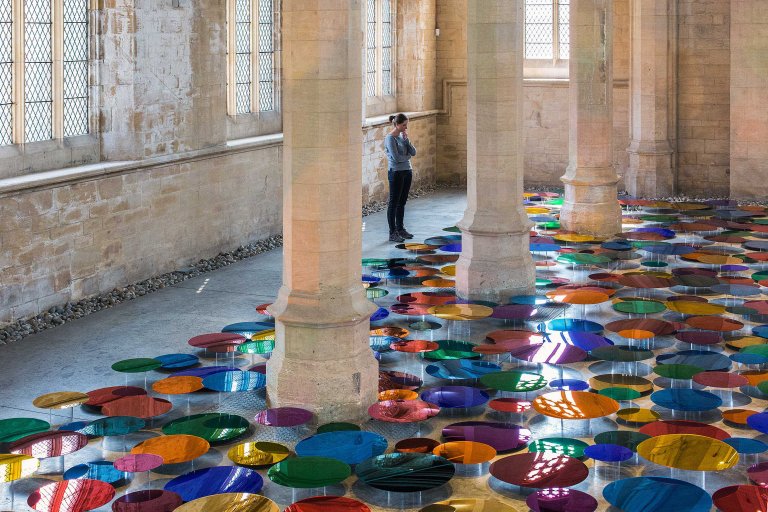 La cattedrale arcobaleno, dove 700 specchi riflettono tutti i colori del prisma