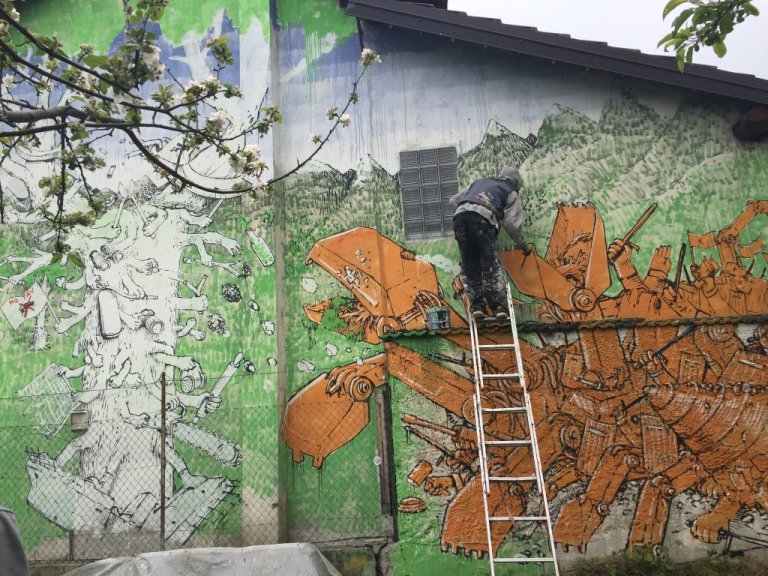 I nuovi murales NoTav realizzati da Blu in Val di Susa sono ispirati a Human Centipede