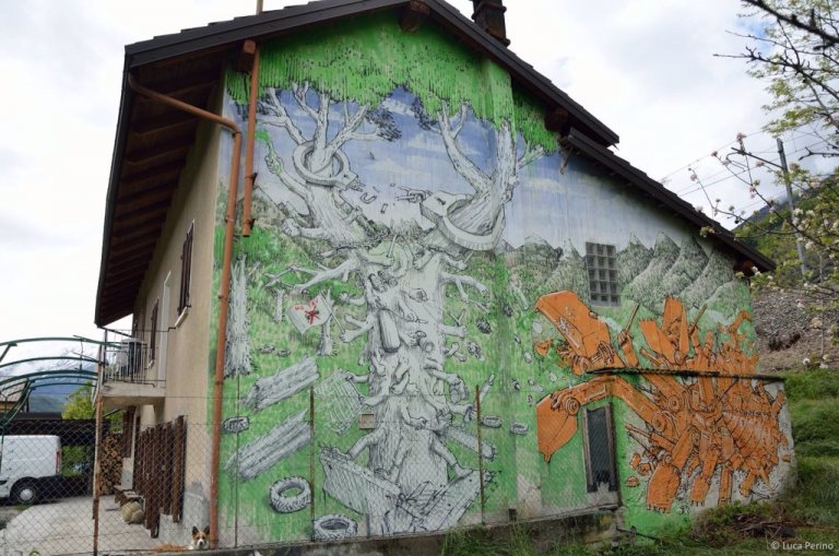 I nuovi murales NoTav realizzati da Blu in Val di Susa sono ispirati a Human Centipede