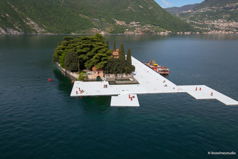 Ecco le prime foto di The Floating Piers, l’installazione di Christo sul lago d’Iseo