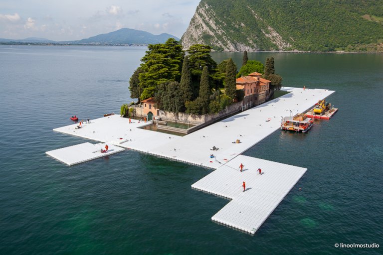 Christo The Floating Piers Lago d’Iseo work in progress foto Linoolmostudio