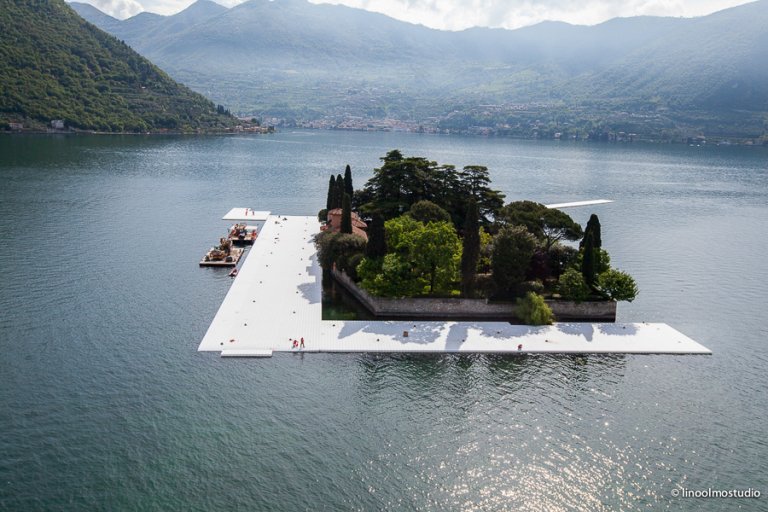 Ecco le prime foto di The Floating Piers, l’installazione di Christo sul lago d’Iseo