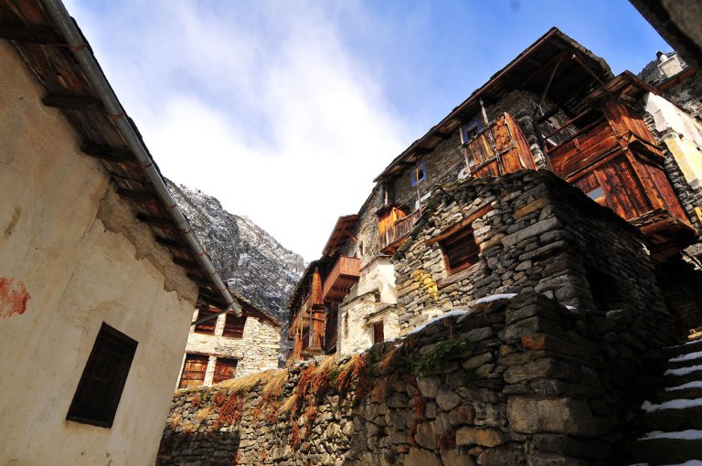 Savogno, il borgo fantasma nascosto tra cascate e boschi